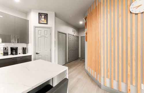 Windsor Hills Apartamento | *Pixie Dust Penthouse* Totally Remodeled, Luxury 4th floor Condo