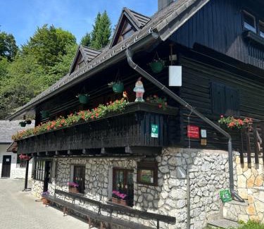 Hrastnik Cabina | Planinska koča na Kopitniku