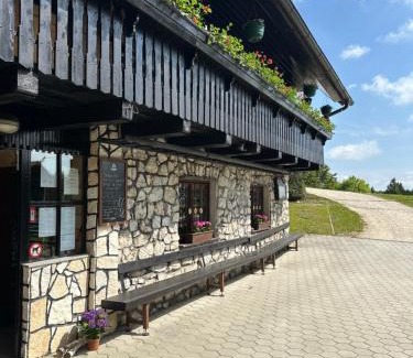 Hrastnik Cabina | Planinska koča na Kopitniku
