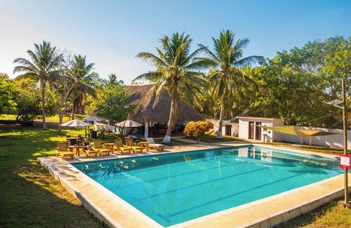 Monterrico Chalet De Esquí | Playa Bambú-Casa completa para 16-32 personas con piscina cerca al mar.