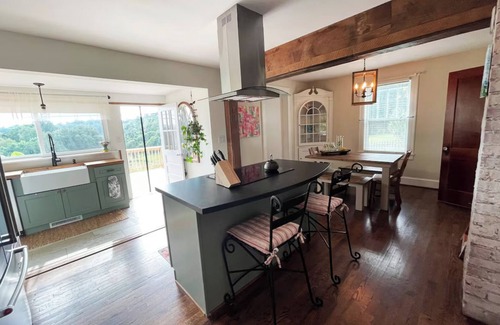 Ironto Casa | Pleasant Cottage Sunrise & Sunset Mountain Views