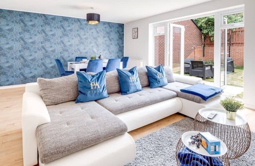 Birmingham Casa | Pluxa Royal Azul 4 Bedroom House with car park