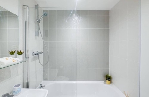 Birmingham Casa | Pluxa Royal Azul 4 Bedroom House with car park