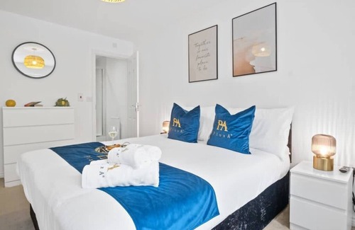 Birmingham Casa | Pluxa Royal Azul 4 Bedroom House with car park