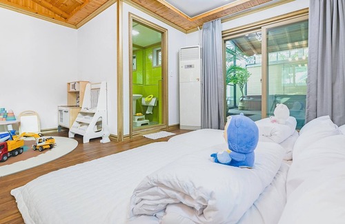 Sinbuk-myeon Casa | Pocheon Hi Mom Kids Spa Pension Black