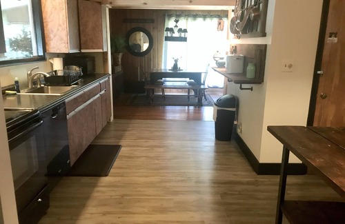 Canadensis Casa | Pocono BLACK BEAR Lodge ~ ¡Cerca de Skytop, esquí, parques acuáticos, casino y más!