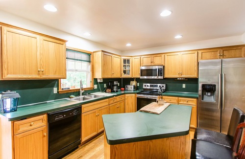 Stroudsburg Villa | Pocono Escape with huge Pool HOT TUB,GAMEROOM,FIREPIT,near Camelback & Kalahari