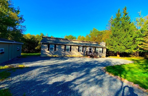 Tunkhannock Township Cabaña | Pocono Retreat with Hottub,Lake Access and Swimming Pools