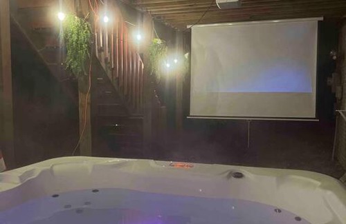 East Stroudsburg Casa | Poconos Chalet -Kayaks- HotTub-Karaoke-Lake