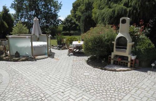 Colombiers-du-Plessis Casa | Pod - Sleeps 2 - Jacuzzi - Parking - Garden