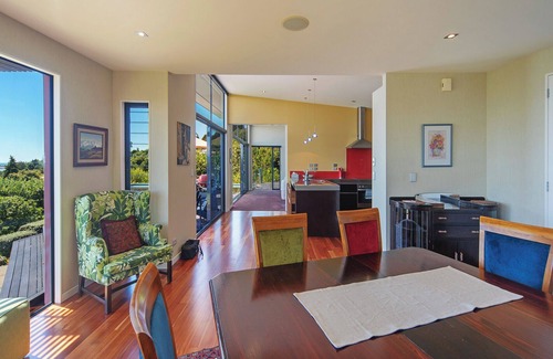 Richmond Casa | Pohutukawa House - Modern Home with Swimming Pool and Stunning Panoramic Views