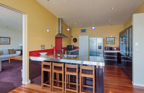 Richmond Casa | Pohutukawa House - Modern Home with Swimming Pool and Stunning Panoramic Views