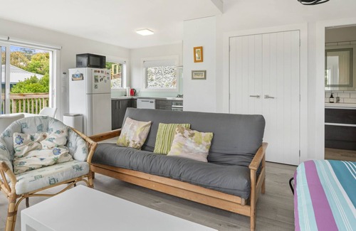 Mahurangi East Casa | Pohutukawa Paradise - Martins Bay Holiday Home