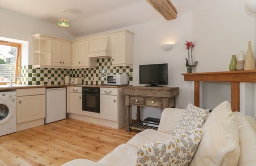 Ebbesborne Wake Cabaña | POND, pet friendly, with hot tub in Ludwell