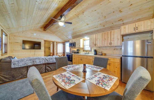 La Grange Cabina | Pond-View Cabin Near Louisville on Racehorse Farm!