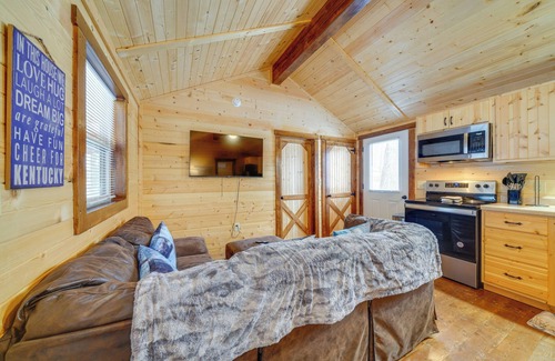 La Grange Cabina | Pond-View Cabin Near Louisville on Racehorse Farm!