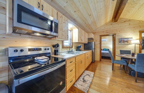 La Grange Cabina | Pond-View Cabin Near Louisville on Racehorse Farm!