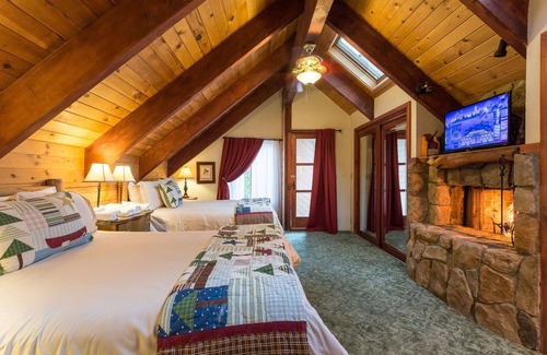 Twin Peaks Hotel | Ponderosa Lodge - Lodge | 11 Beds | Three Bathrooms | Sleeps 15
