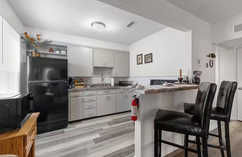 St. Joseph Casa | Pony Express 1BR - Pets OK + Laundry - Blue Door