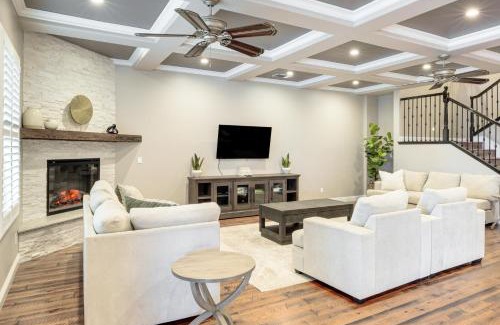 Porterville Casa | Pool and Private Theater Porterville Group Getaway!