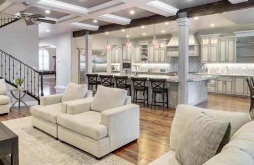 Porterville Casa | Pool and Private Theater Porterville Group Getaway!