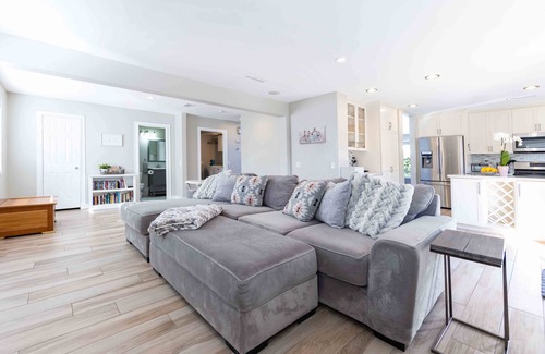 Temecula Casa | Pool fun in Murrieta, 35ft water slide, large jacuzzi, dog friendly.