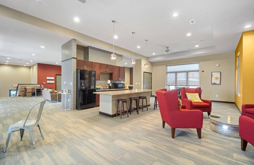 West Des Moines Apartamento | Pool Garage Gym Wifi More