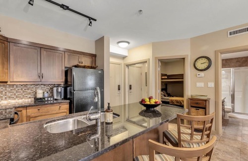 South Pandosy Apartamento | Pool Level 3 bedroom at Fabulous Resort #331