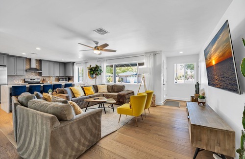 Village Grove Casa | Nueva casa moderna cerca de Old Town Scottsdale-Heated Pool, Putting Green, Arcade