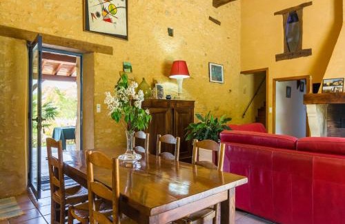 Salles-de-Belves Casa | Poolside Haven in Salles