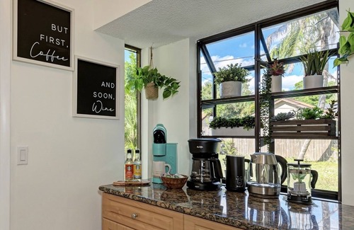 South Venice Casa | Poolside Oasis with heated pool-7 min to beach-2 King beds