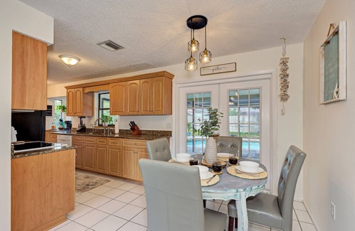 South Venice Casa | Poolside Oasis with heated pool-7 min to beach-2 King beds