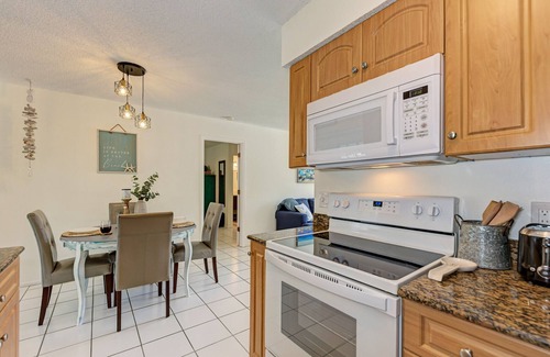 South Venice Casa | Poolside Oasis with heated pool-7 min to beach-2 King beds