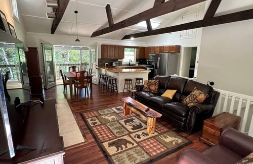 Cullowhee Cabina | Pop's Peak is a charming 3-bdr 3-bath cabin with WiFi, AC at Lake Glenville