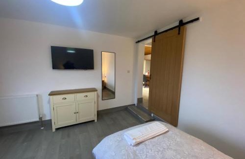 Newark upon Trent Casa | POPPY LUXURY LODGE Sleeps 8 at Fairview Farm, Ravenshead, Nottingham Near Sherwood Forest, Dog Friendly, Farm Stay great for wedding groups, families, Hen Do's, friends gatherings with amazing views