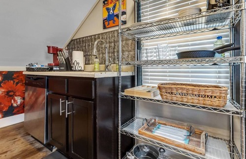 College Station Apartamento | Poppy: Quirky, Walk to A&M, Comfy King Bed, Fun Space