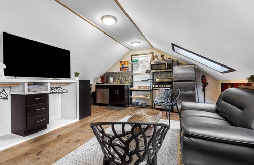 College Station Apartamento | Poppy: Quirky, Walk to A&M, Comfy King Bed, Fun Space