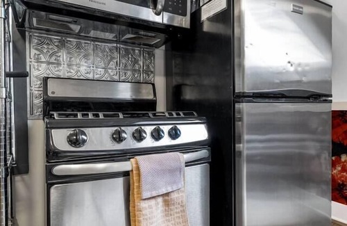 College Station Apartamento | Poppy: Quirky, Walk to A&M, Comfy King Bed, Fun Space