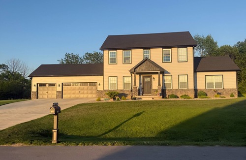 Bellmore Casa | Popular: 5 bed, 3.5 bath - Country Oasis