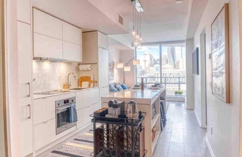 Bridgeland Condominio | Postcard Views w/ Chic Decor, Office, Parking