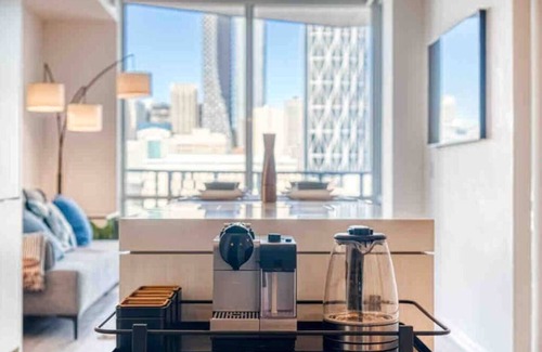 Bridgeland Condominio | Postcard Views w/ Chic Decor, Office, Parking