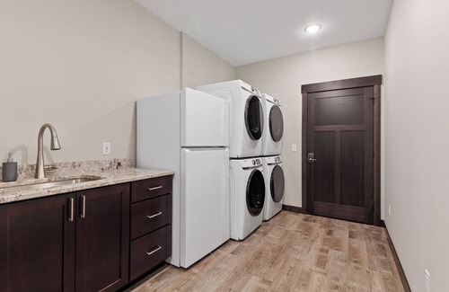 Lead Casa | Powder House Pass 5 bedrooms - Hot tub, large garage, paved roads