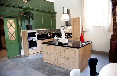 Easterwierrum Casa | Una iglesia de vacaciones de lujo con jardín y vistas.