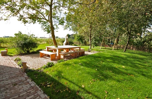 Easterwierrum Casa | Una iglesia de vacaciones de lujo con jardín y vistas.