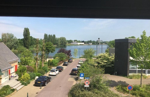 Ijsselmonde Villa | Prachtige ruime woning met uitzicht op water.
