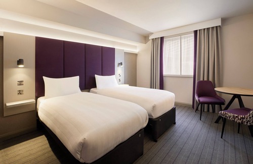 Cribbs Causeway Hotel | Premier Inn Bristol Parkway - M32