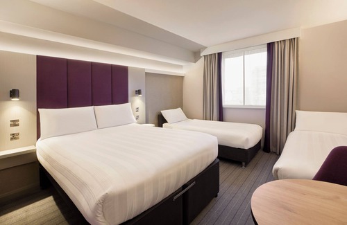 Cardiff City Centre Hotel | Premier Inn Cardiff Cc Queen Street