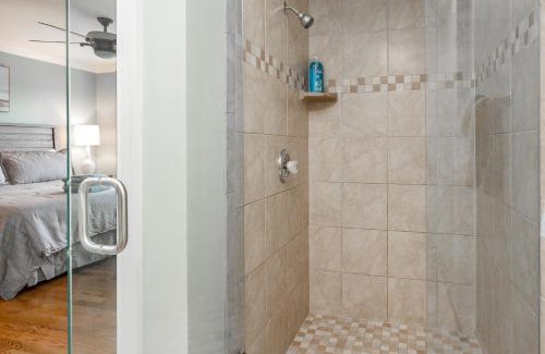 Asheville Casa | Premium WIFI! Luxurious Home in ASHEVILLE with PRIVATE Hot tub!