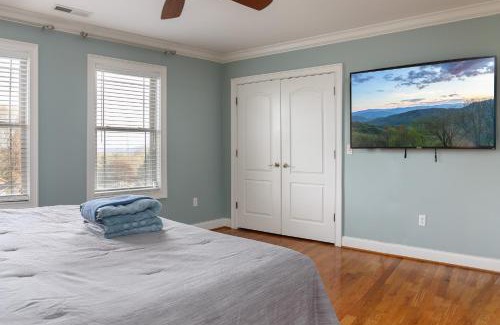 Asheville Casa | Premium WIFI! Luxurious Home in ASHEVILLE with PRIVATE Hot tub!