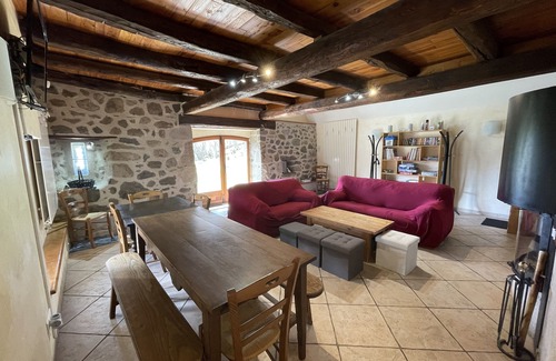 Saint-Jacques-des-Blats Villa | Buron stone house-villa en el corazón del parque volcánico de Auvernia